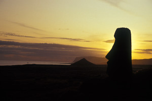 Belo destaque do moai no pôr-do-sol. Foto Margi Moss