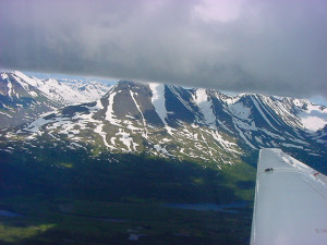 Um belíssimo voo, no entanto um desafio: montanhas, lugar remoto, nuvens baixas...