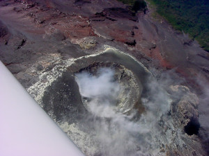 Planando acima do vulcão Foto, com a ajuda do ar quente saindo da cratera. Guatemala. 