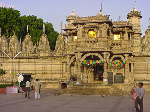 Um dos muitos templos antigos na cidade de Ahmedabad, Índia