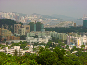 Vista parcial de Hong Kong, com o antigo aeroporto Kai Tak em processo de demolição. Foto Gérard Moss