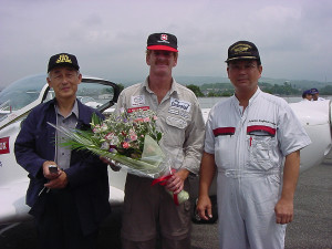 Ao lado do amigo e piloto, Issei, me recebem com flores na Japan Aviation Academy. Emocionante.