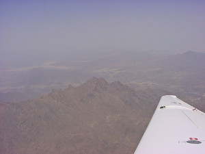 A caminho de Luxor, mais um dia inteiro voando dentro da areia, aqui sobre o Sudão.