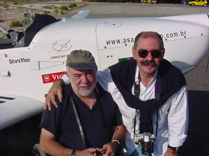 Os grandes amigos-pilotos-Earthrounders, António e Delfim, com o Ximango em Cascais.