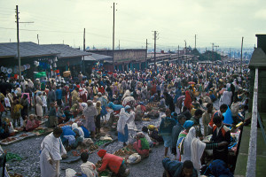 Uma confusão de cores e cheiros no maior mercado da África, o Mercato. Foto Gérard Moss