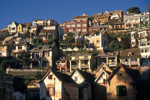 Os morros encobertos de casas coloridas no centro de Antananarivo. Foto Margi Moss