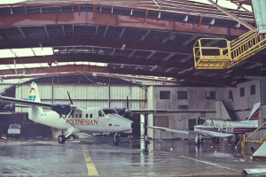 O avião ainda intacta no hangar destruído pelo furacão, Apia. Foto Margi Moss