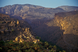 O pequeno vilarejo de Misfat, camuflado nas montanhas. Foto Margi Moss