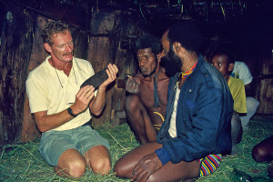 Gérard ganha um machado de pedra na comunidade de  Pugima, Irian Jaya.