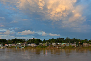 Conjunto de nuvens mammata acima das casas na beira do rio Iaco, Sena Madureira, Acre
