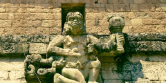 Templo II com estátua do Deus do Vento. Copan.