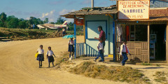 O Romeo estacionado na pista que é bem integrada à comunidade! Ilha do Milho, Nicarágua