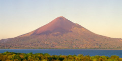 Vulcão Momotombo, perto de León, Nicarágua. Foto Margi Moss